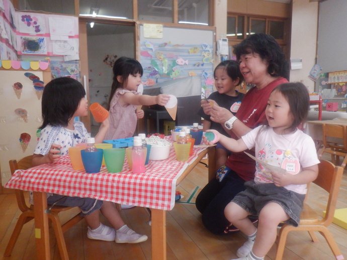 写真：ままごとで遊ぶ3歳児