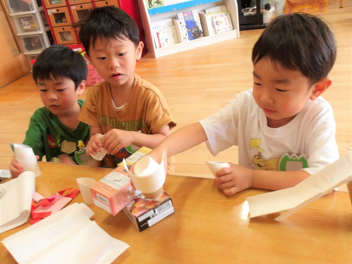 写真：制作遊びをする4歳児
