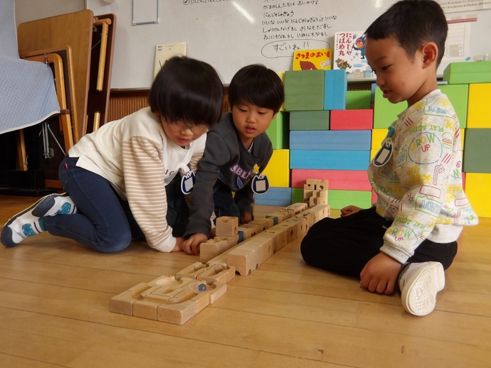 写真：ビー玉転がしをする5歳児