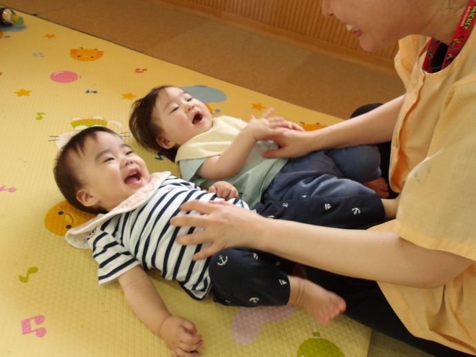 写真：ふれあい遊びを楽しむ0歳児