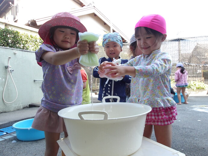 写真：水遊びをしている3歳児