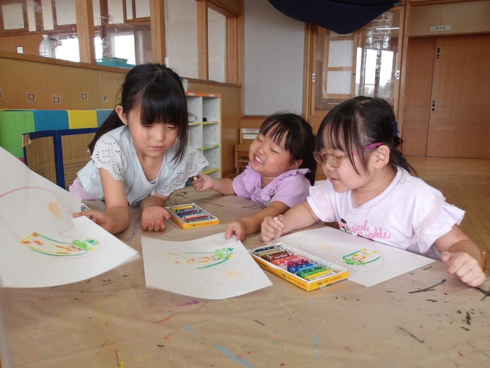 絵画活動をしている4歳児