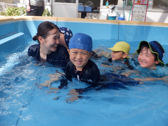 写真：プール遊びをしている5歳児