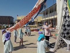 こいのぼりをあげている様子