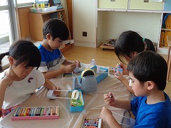 作っている写真