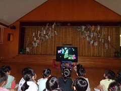 パネルシアターを見ている写真