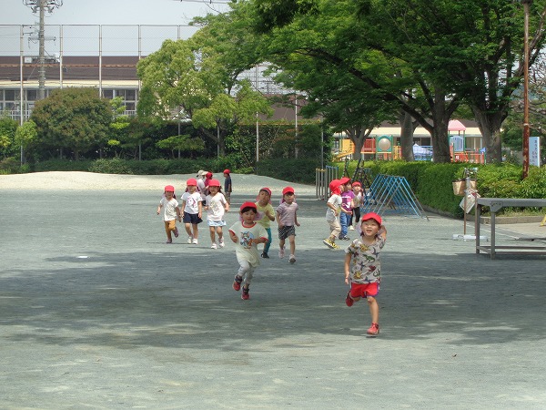 写真　園外保育