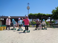 写真　ふみふみをしている