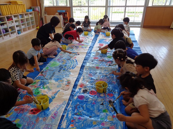 海の絵を描く子どもたち