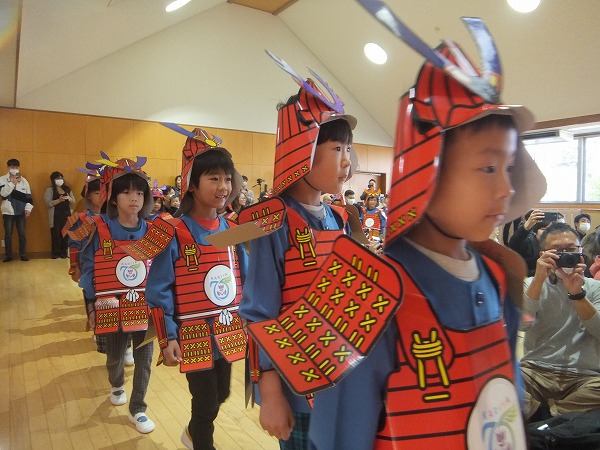 甲冑をきて行列している写真