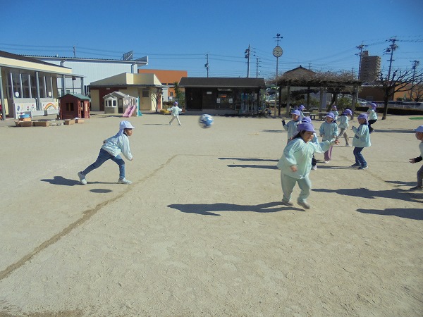 ドッジボールをしている写真