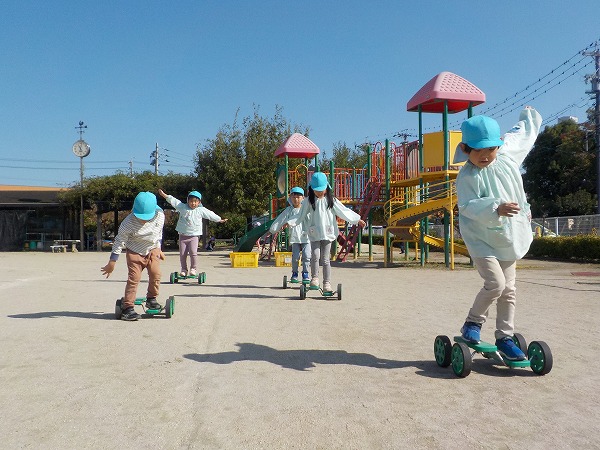 ふみふみをしている写真