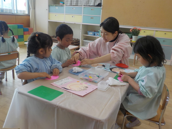 写真　家族にプレゼントを作っているところ