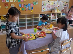 写真　ピザを作っているところ