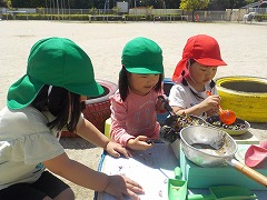 写真　砂でごはん作りをしている様子