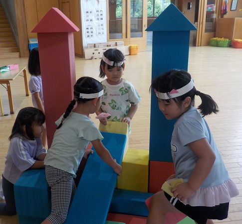 写真　おうちを作っている