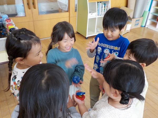 楽器で遊んでいる写真