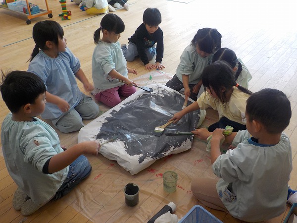 4歳　生活発表会で使う岩を作っている写真