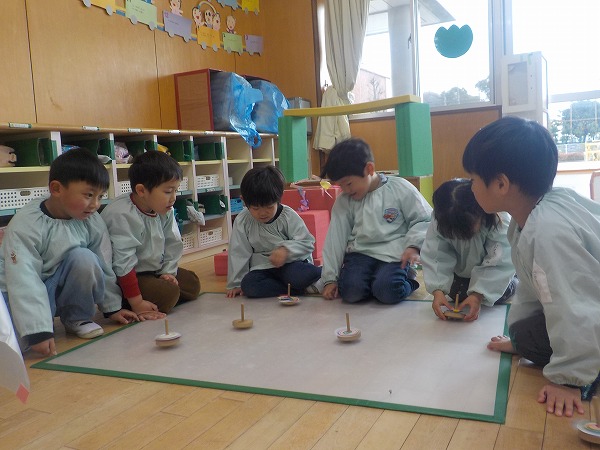 こまを回している写真