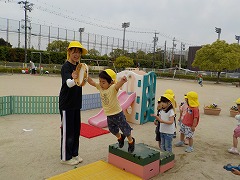 写真　巧技台からジャンプしている様子