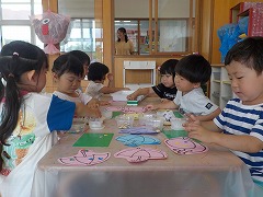 写真　糊遊びをしているところ