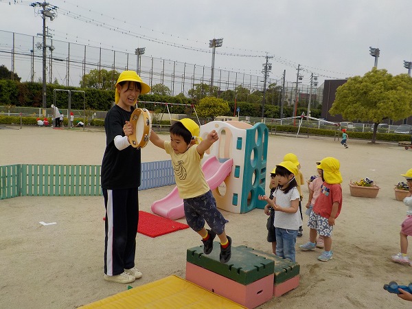写真　巧技台からジャンプしている様子