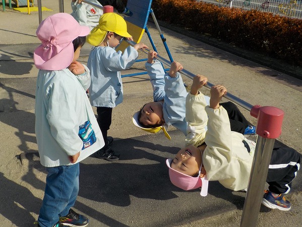 鉄棒で遊んでいる写真