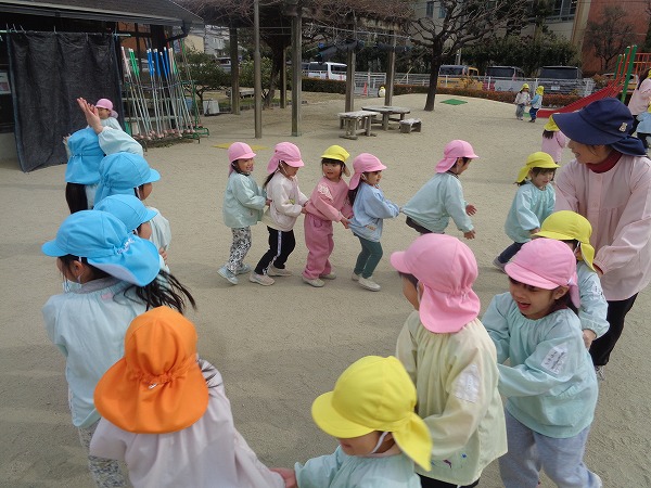 みんなでつながっている写真