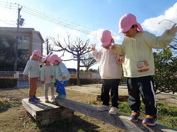 一本橋を渡っているところ
