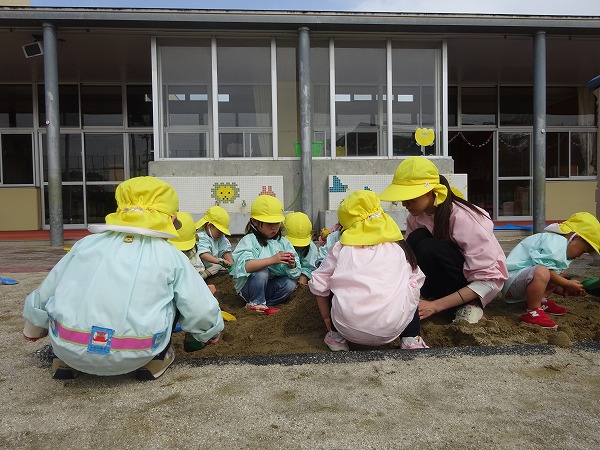写真　砂遊び