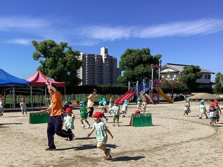 写真：年少児　鬼ごっこ