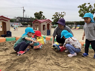 写真：年少児　ピクニックごっこの様子