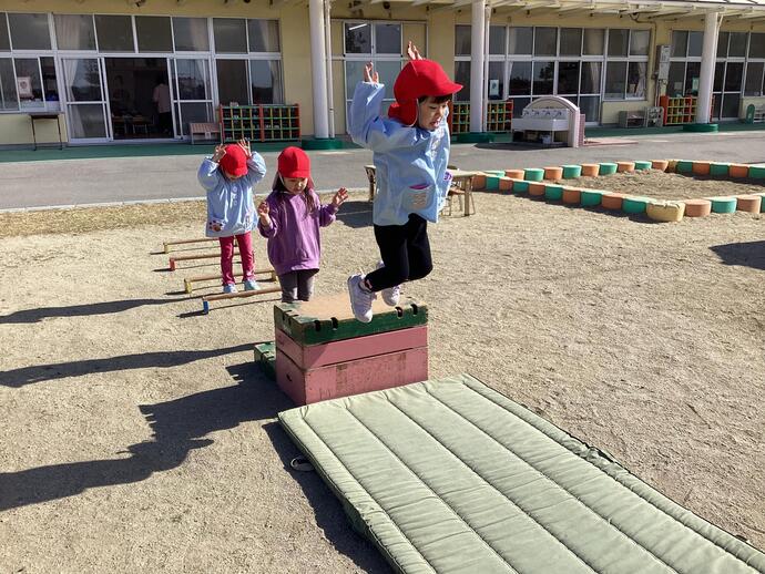 写真:年少児 鬼ごっこ