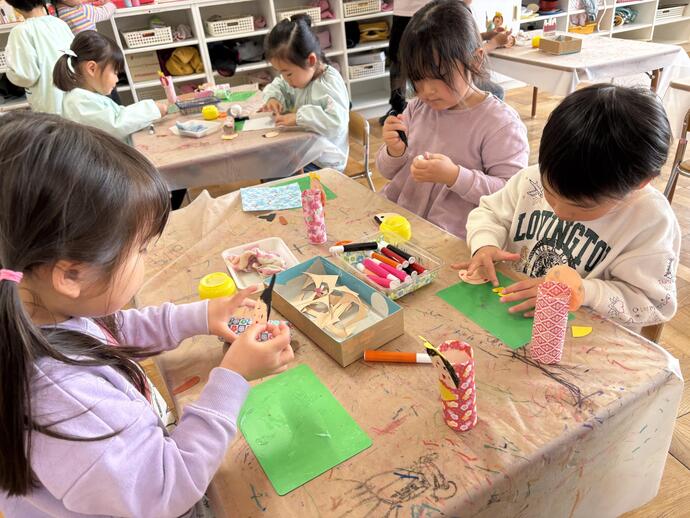 写真:年中児 豆まきの様子
