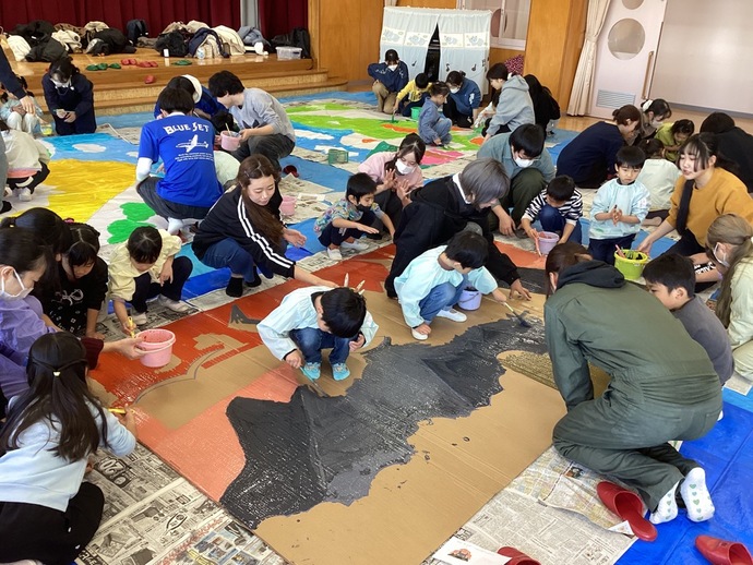 写真：年長児　生活発表会大道具作り様子