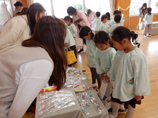 写真：年長児　ゲームセンターごっこの様子