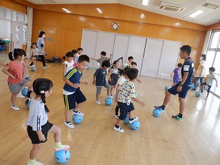 写真：年長児　サッカー練習の様子