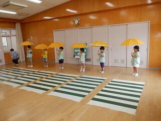 写真：年長児　泡遊びの様子