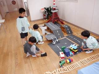 写真：年長児　横断歩道を渡る練習の様子
