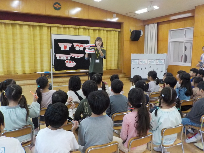 写真：年長児　しっぽとりの様子