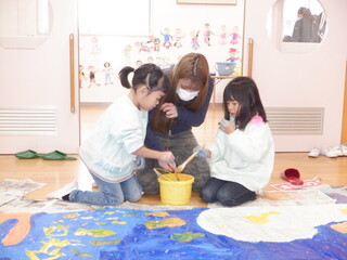 写真：年長児　生活発表会大道具作り様子