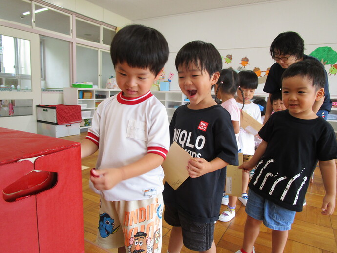 写真：手紙投函の様子