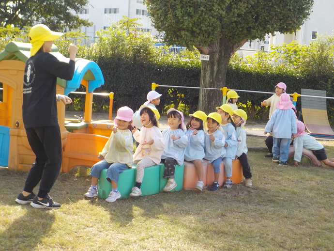 写真：バスごっこ