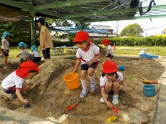 写真：砂場遊び