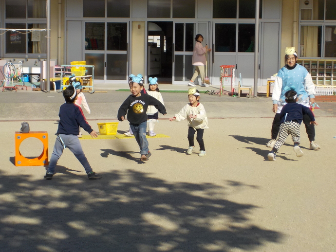 写真：自然物を使った製作の様子