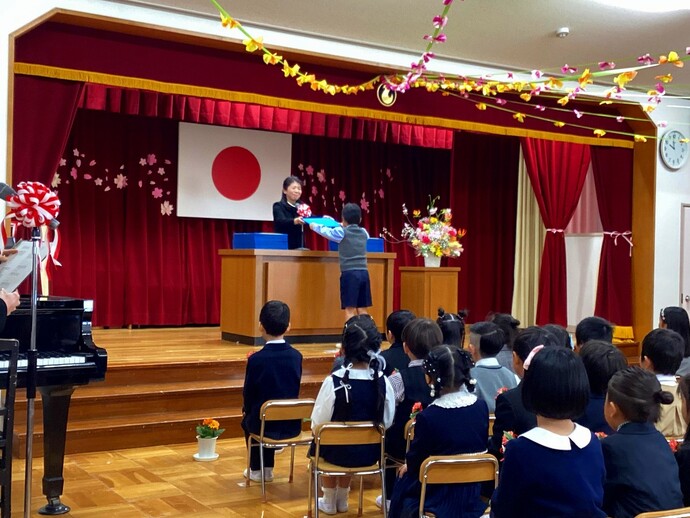 写真：修了証書をもらう幼児