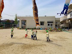 写真：こいのぼりを眺める様子