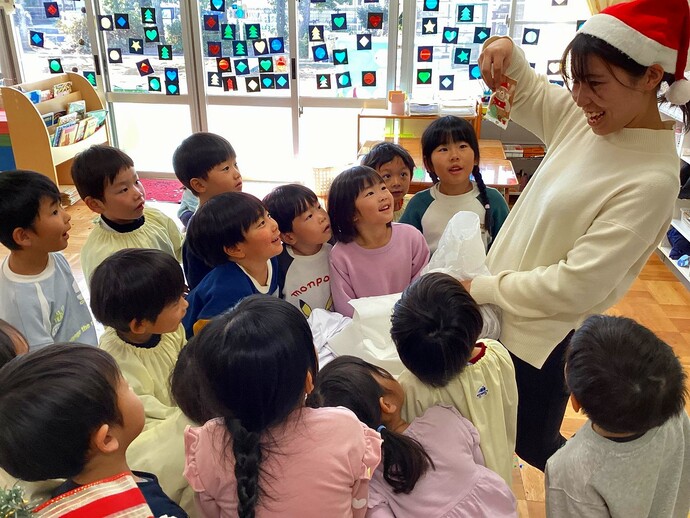 写真：クリスマスプレゼントを見ている子ども