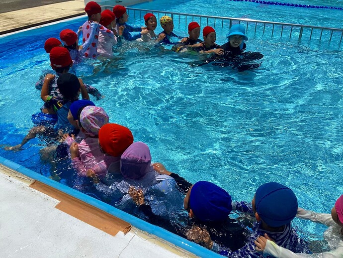 写真：プール遊びの様子