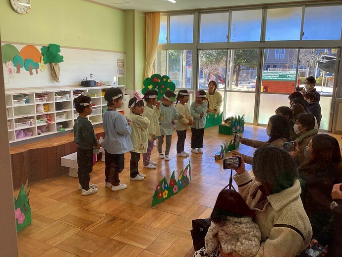 写真：お面をつけている子どもたち